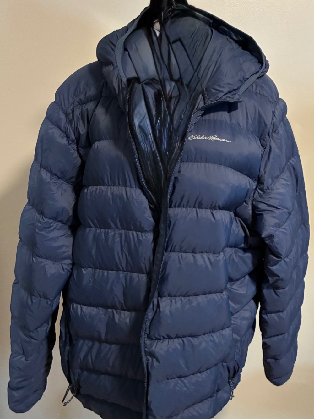 Eddie Bauer Men’s navy blue packable down hooded puffer jacket. 2XL. EUC.
